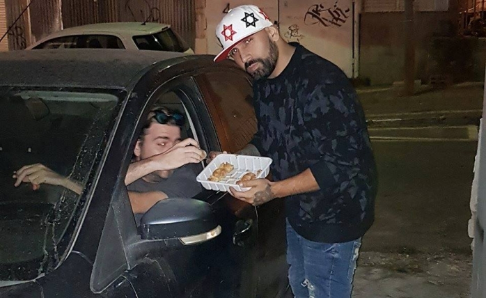 Siyonist Rapçi Katliamdan Sonra Tatlı Dağıttı